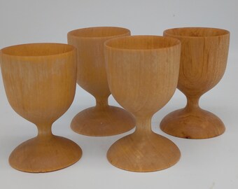 Azeeda Kung Fu Stance Wooden Egg Cup EC00016145 Azeeda Kung Fu Stance Wooden Egg Cup EC00016145