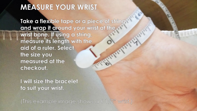 Puede incluir: Primer plano de una mano con una cinta m&eacute;trica envuelta alrededor de la mu&ntilde;eca. El texto dice "MEASURE YOUR WRIST" e incluye instrucciones sobre c&oacute;mo medir tu mu&ntilde;eca para un brazalete. El texto tambi&eacute;n dice "This example image shows a 6 1/2" wrist."