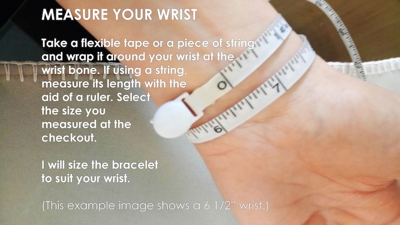 K&ouml;nnte beinhalten: Nahaufnahme einer Hand mit einem Ma&szlig;band, das um das Handgelenk gewickelt ist. Der Text lautet "MEASURE YOUR WRIST" und enth&auml;lt Anweisungen, wie man sein Handgelenk f&uuml;r ein Armband misst. Der Text lautet auch "(This example image shows a 6 1/2" wrist.)"