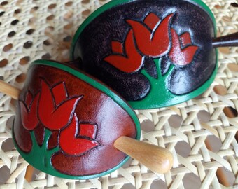 Pasador de pelo de cuero tallado a mano con diseño de tulipán y palo de madera