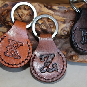 Personalisierter Leder-Schlüsselanhänger, Schlüsselanhänger mit Initiale, individueller Initial-Leder-Schlüsselanhänger, handbemalter und handgestempelter Schlüsselanhänger