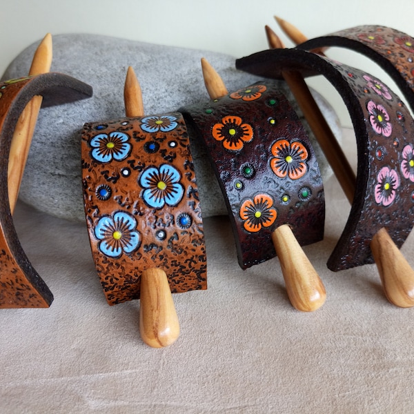 Barrette à cheveux en cuir faite main avec motif floral, épingle à cheveux en cuir avec tige en bois d'olivier, barrette à cheveux pour femmes de plusieurs tailles