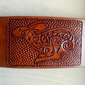 Mannen lederen Keltische armband, hand gesneden lederen armband met Keltische Haas Design, Hand Gestempeld brede armband manchet, aangepaste lederen armband