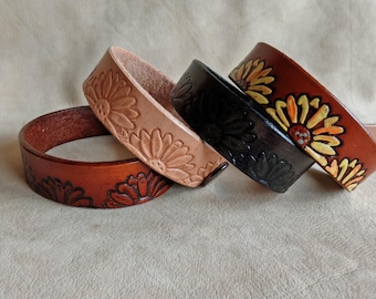 Handgestempelde en handgeschilderde boho-armband. Leren armband met zonnebloemmotief.