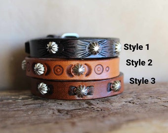 Benutzerdefinierte Lederarmband mit Spike Button Nieten und gestempelten Details, Lederarmband Manschette für Männer und Frauen, verstellbares Schnallenarmband