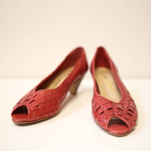 Vintage red size 7 1/2 peep toed kitten heeled shoes, from 1950s or 1960s