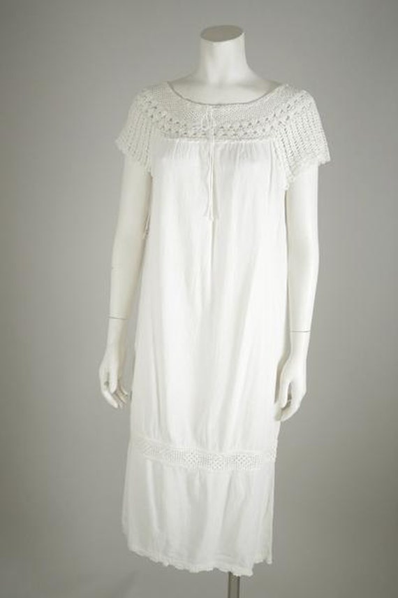 1960s White Embroidered Cotton Shift Dress - image 3
