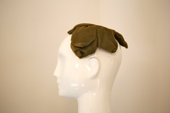 1960s Olive Green Velvet Flower Petal Hat - image 1