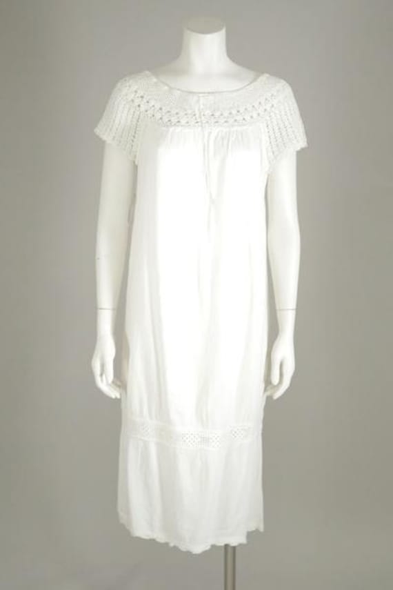 1960s White Embroidered Cotton Shift Dress - image 1