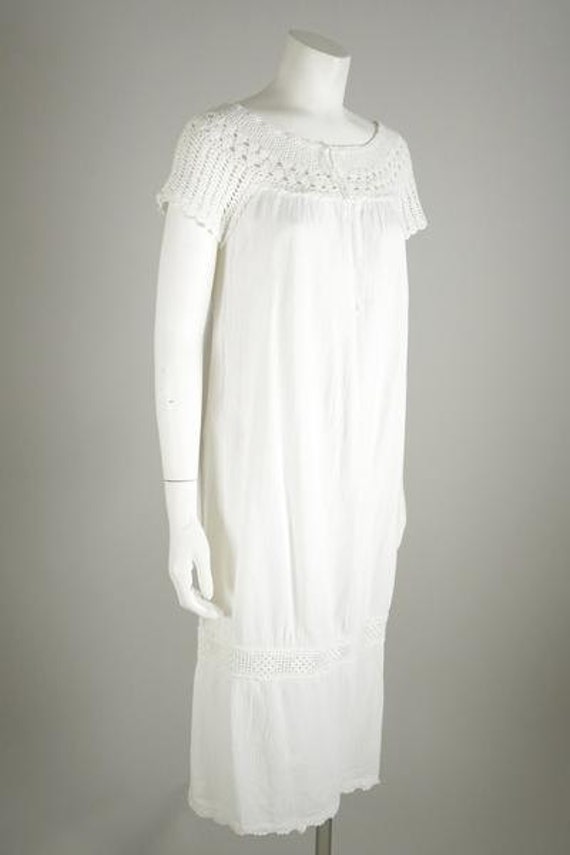 1960s White Embroidered Cotton Shift Dress - image 2
