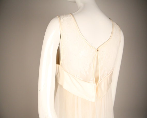 1960s Wedding Dress - image 4