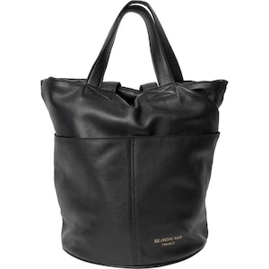 Può includere: Borsa tote in pelle nera con due manici e una tasca esterna. La borsa ha una forma cilindrica e il testo "RE-DESIGNED PROJECT" è visibile sul davanti.