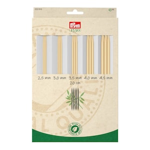 Könnte beinhalten: Ein Set mit sechs Bambus-Stricknadeln in einer Pappbox. Die Nadeln sind 20 cm lang und in den Größen 2,5 mm, 3,0 mm, 3,5 mm, 4,0 mm und 4,5 mm erhältlich. Die Box trägt das Prym-Logo und den Text "1530J".