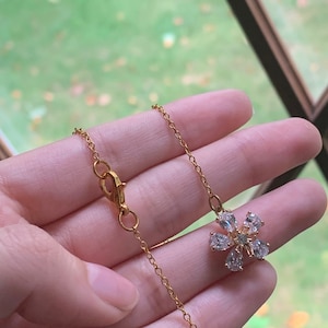 Lindo collar de flor de cerezo