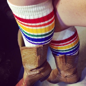 Erwachsene und Jugendliche unter dem Knie Retro Tube Socken |  Regenbogen Schlauchsocken | Skate Socken | Pride Socken