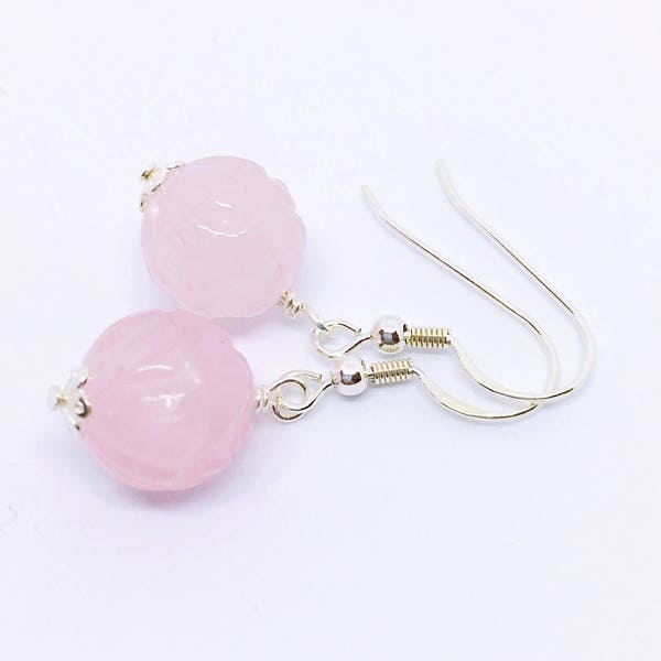 Rose Quartz Earrings, Rosenquarz-Ohrringe, Boucles d'oreilles quartz rose, Carved Lotus Gemstone, Sterling Silver, advent calendar fillers