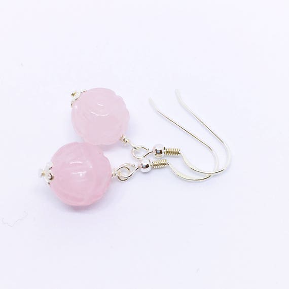 Rose Quartz Earrings, Rosenquarz-Ohrringe, Boucles d'oreilles quartz rose, Carved Lotus Gemstone, Sterling Silver, advent calendar fillers