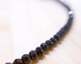 Gargantilla delicada de espinela negra, gargantilla de cuentas negras, collar de espinela negra, collar de capas, collar de espinela, joyería minimalista con piedras preciosas