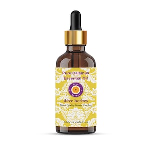 Puede incluir: Una botella de vidrio marrón de Aceite Esencial de Cálamo Puro con un cuentagotas negro y una tapa dorada. La etiqueta es amarilla con un diseño floral y el texto "Pure Calamus Essential Oil" y "déve herbes".