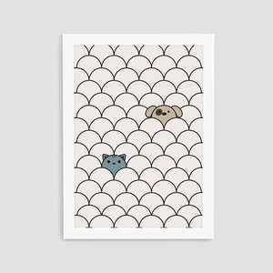 Op de afbeelding: Een witte ingelijste print met een zwart-wit patroon van overlappende cirkels. Een bruine hond en een blauwe kat kijken uit achter de cirkels.