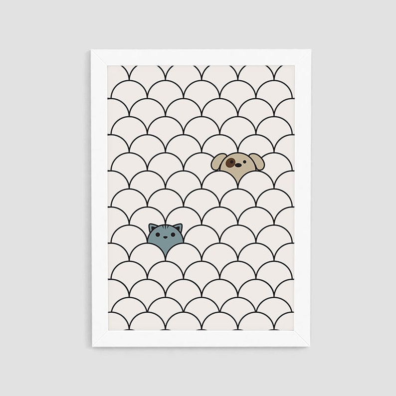 Op de afbeelding: Een witte ingelijste print met een zwart-wit patroon van overlappende cirkels. Een bruine hond en een blauwe kat kijken uit achter de cirkels.
