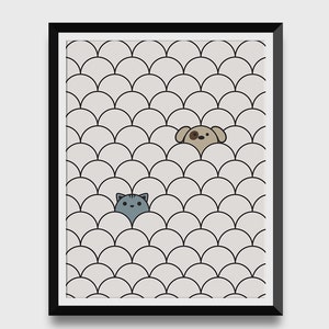 Op de afbeelding: Een zwart ingelijst print met een witte achtergrond en een patroon van overlappende zwarte halve cirkels. Een blauwe kat en een bruine hond kijken uit achter de halve cirkels.