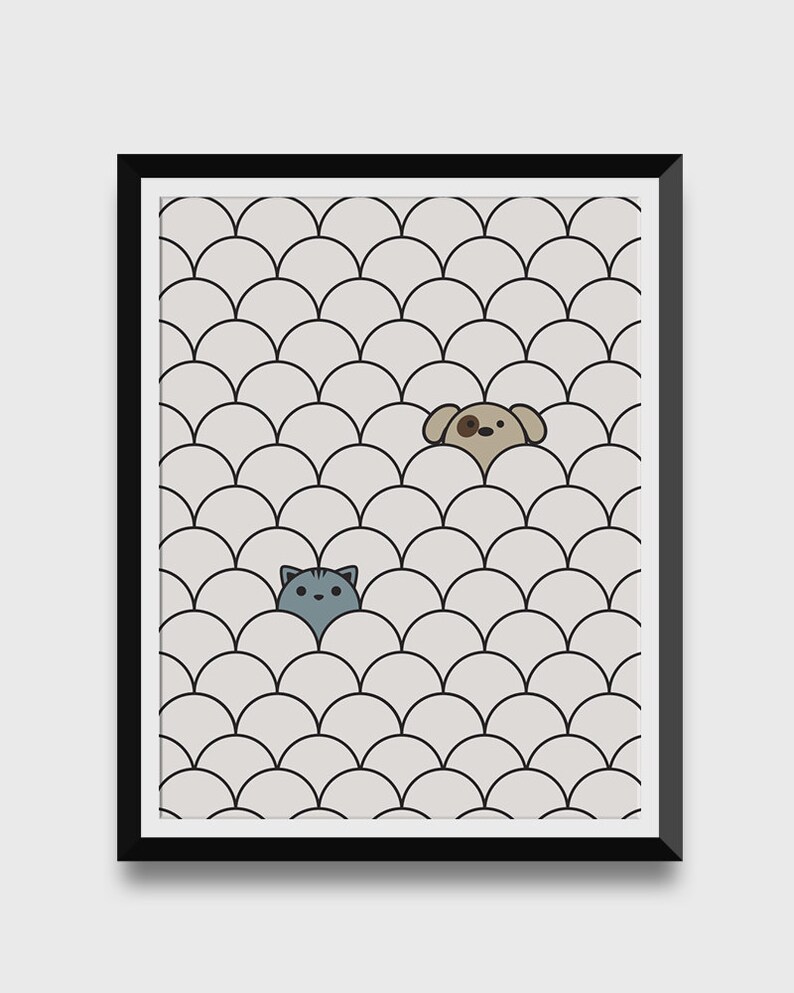 Op de afbeelding: Een zwart ingelijst print met een witte achtergrond en een patroon van overlappende zwarte halve cirkels. Een blauwe kat en een bruine hond kijken uit achter de halve cirkels.