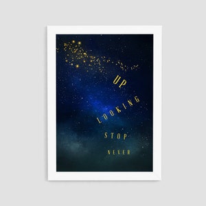 Puede incluir: Una impresión de galaxia azul oscuro y verde con estrellas doradas y el texto "Never Stop Looking Up" en letras doradas.