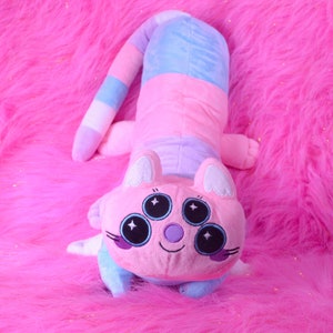 Peluche Woogler el Gato Espacial color algodón de azúcar