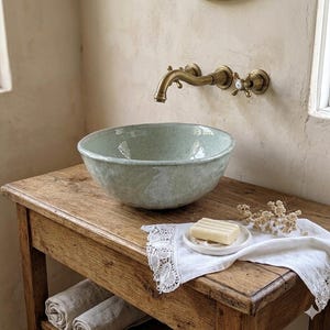 Lavatório de grés azul celeste. Pia de banheiro original. Feita à mão. Cor azul claro vibrante. Lavatório de bancada.