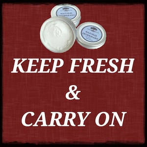 Op de afbeelding: Drie witte natuurlijke deodorantcontainers op een rode achtergrond met de tekst "KEEP FRESH & CARRY ON" in wit.