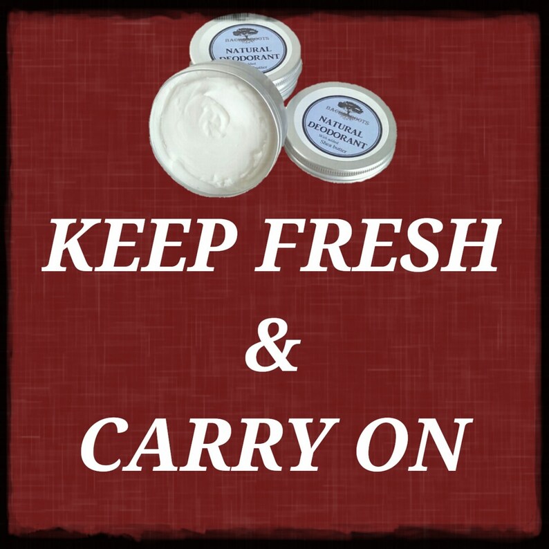 Op de afbeelding: Drie witte natuurlijke deodorantcontainers op een rode achtergrond met de tekst "KEEP FRESH & CARRY ON" in wit.