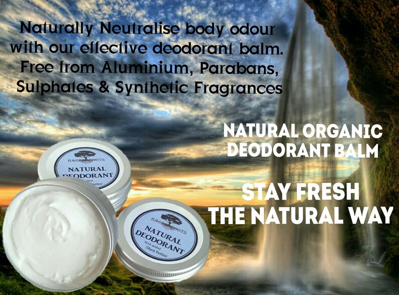 Op de afbeelding: Twee witte deodorantbalsemcontainers met een groen boomlogo en de tekst "Natural Deodorant" op het etiket. De containers staan voor een schilderachtige achtergrond van een waterval en een bewolkte lucht. De tekst "Natural Organic Deodorant Balm" en "Stay Fresh The Natural Way" is ook zichtbaar.