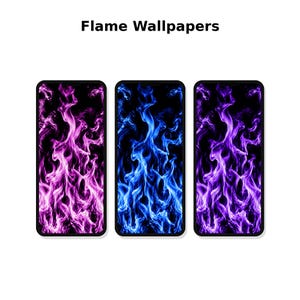 Può includere: Tre smartphone che mostrano sfondi digitali con fiamme e il testo Flame Wallpapers in alto. Gli schermi presentano motivi di fuoco nei colori viola, blu brillante e porpora su uno sfondo nero, coprendo l'intera area del display.