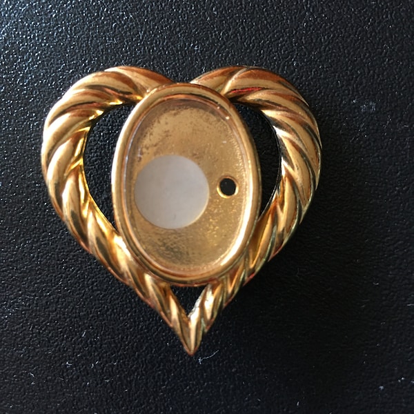 Vintage Photo Picture Frame Pin Brooch Heart Shaped Gold Tone 1980s Costume Jewelry