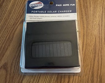 Nuevo cargador solar American Tourister para iPhone/Android con estuche plegable y paquete sellado.