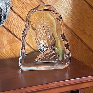 Figura religiosa vintage de manos en oración en vidrio transparente en 3D