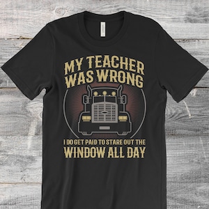 Könnte beinhalten: Schwarzes T-Shirt mit einer gelben Grafik eines Sattelzuges und dem Text "Mein Lehrer lag falsch. Ich werde bezahlt, um den ganzen Tag aus dem Fenster zu schauen."