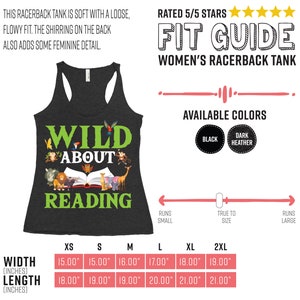 Puede incluir: Un tanque gris de tirantes con el texto "WILD ABOUT READING" en letras verdes. El tanque presenta una variedad de ilustraciones de animales y un libro. La tabla de tallas muestra las medidas en pulgadas para XS, S, M, L, XL y 2XL.