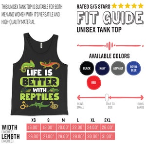 以下が含まれることがあります： 黒色のユニセックスタンクトップ。緑と白で「Life is Better with Reptiles」の文字がプリントされています。様々な爬虫類のイラストが特徴です。複数の色とサイズがあり、インチで測定されています。