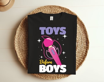 Camiseta divertida y divertida para mujer con humor adulto que dice "Juguetes antes que niños", ideal como regalo de cumpleaños para adultos, con chistes sucios, atuendo para fiesta de juguetes para adultos.