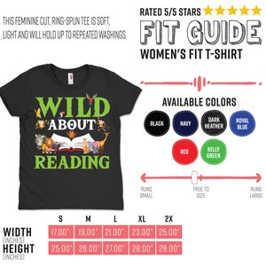 Puede incluir: Camiseta negra con un gr&aacute;fico verde que dice "Wild About Reading" con ilustraciones de animales y un libro. La tabla de tallas muestra el ancho y la altura de la camiseta en pulgadas para las tallas S, M, L, XL y 2X. Los colores disponibles son negro, azul marino, gris oscuro jaspeado, azul real, rojo y verde kelly.