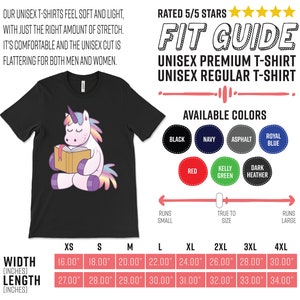 Pode incluir: Camiseta unissex preta com um unic&oacute;rnio de desenho animado lendo um livro. A camiseta inclui um guia de tamanhos e op&ccedil;&otilde;es de cores: preto, marinho, asfalto, azul royal, vermelho, verde Kelly e mescla escura. Tamanhos de XS a 4XL.