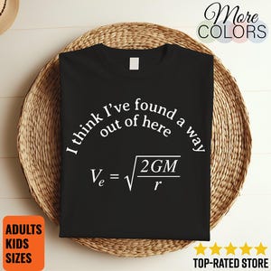 Op de afbeelding: Een zwart t-shirt met korte mouwen en witte tekst die I think I've found a way out of here luidt, boven de natuurkundige formule voor ontsnappingssnelheid Ve is de wortel van 2GM gedeeld door r in een duidelijk wit lettertype.
