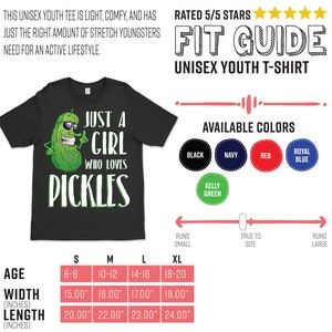 Może przedstawiać: Czarny T-shirt dla młodzieży z zielonym og&oacute;rkiem w kresk&oacute;wce w okularach przeciwsłonecznych i tekstem "Just a girl who loves pickles". Koszulka ma tabelę rozmiar&oacute;w z wiekiem, szerokością w calach i długością w calach.