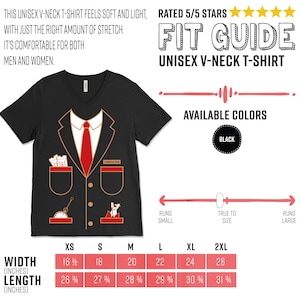 K&ouml;nnte beinhalten: Schwarzes Unisex-V-Ausschnitt-T-Shirt mit einem Dirigenten-Anzug-Design. Das Design umfasst ein wei&szlig;es Hemd, eine rote Krawatte und Details der Taschen. Das Shirt hat den Text "CONDUCTOR".