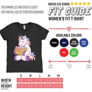 Pode incluir: T-shirt preto feminino com um unic&oacute;rnio lendo um livro. A camiseta inclui um guia de tamanhos e cores dispon&iacute;veis: preto, marinho, cinza escuro, azul royal, vermelho e verde Kelly. Tamanhos de S a 2XL.