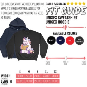 Pode incluir: Uma camisola unissexo preta com um unic&oacute;rnio a ler um livro. A imagem tamb&eacute;m mostra um hoodie azul marinho e op&ccedil;&otilde;es de cores: preto, azul marinho, vermelho e cinzento escuro. Tabela de tamanhos com larguras de 50.8cm a 71.1cm e comprimentos de 68.6cm a 78.7cm.