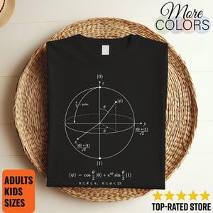Può includere: Una t-shirt nera con una stampa grafica bianca della sfera di Bloch, una rappresentazione geometrica dello stato di un qubit nella meccanica quantistica. Il design include notazioni matematiche, assi etichettati x, y, z e l'equazione di stato.