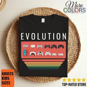 Camiseta con diseño de evolución de mandos de videojuegos, historia de los videojuegos retro, camiseta para gamers, progresión de consolas, gráficos vintage arcade, regalo unisex.